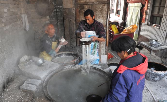 一天漏千斤紅薯粉條,男子累到手腫仍不改傳統(tǒng)技法