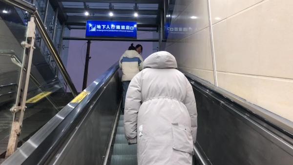 郑州火车站闲置8年电扶梯开通运行