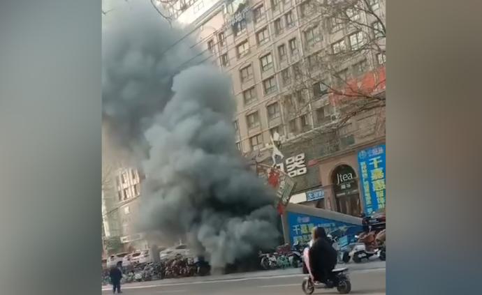石家庄联邦购物广场负一层起火，浓烟滚滚