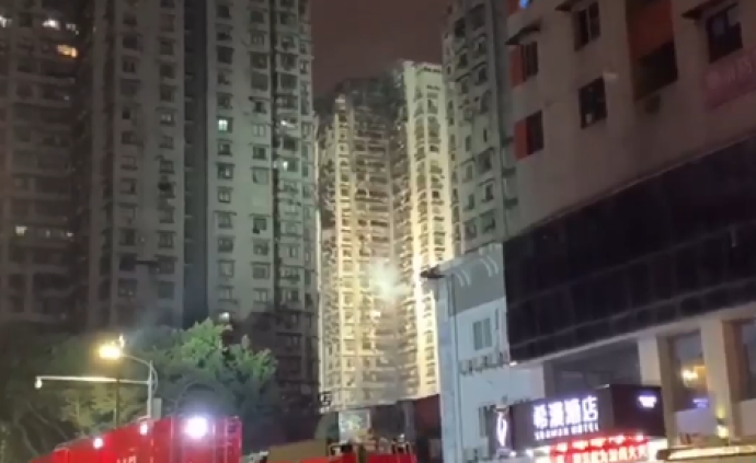 重庆发生火灾的居民楼一共30层，有常住居民近千人