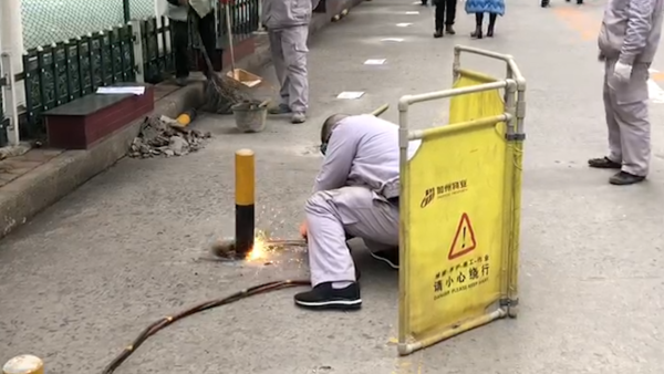 重庆渝北高楼火灾续：物业铲除路桩