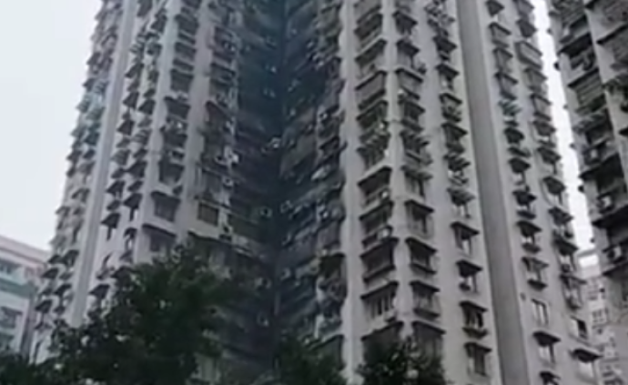 重庆加州花园火灾起火部位为二楼5号房阳台，起火原因正在查