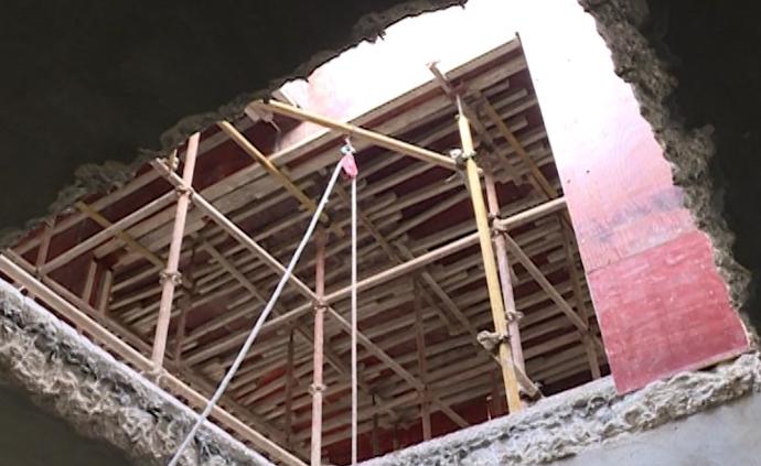 天台被改建，楼下业主天花板被砸出窟窿