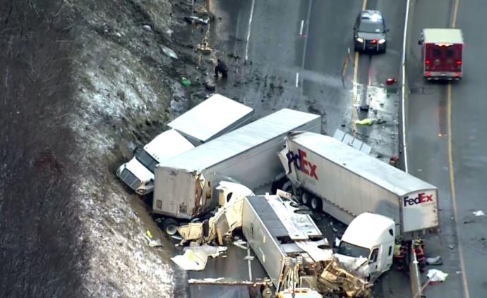 美国宾州一高速发生旅游巴士与多车相撞，已致5死60余人伤