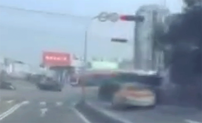 台湾一轿车被撞，女子夺命嘶吼猛追逃逸车