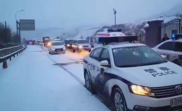 晋冀省界300多辆车因雪滞留，山西高速交警紧急带道护送