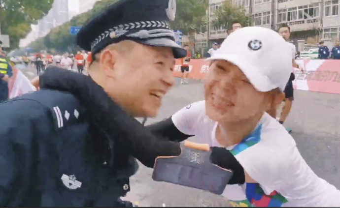 最温情相遇！民警马拉松执勤邂逅跑马妻子