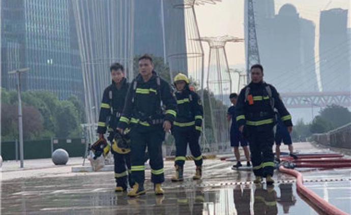 重庆高楼火灾生死救援一刻钟：6位消防员为转移老人卸下防护