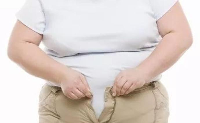 医生做手术时应如何处理肥胖患者的腹部脂肪？