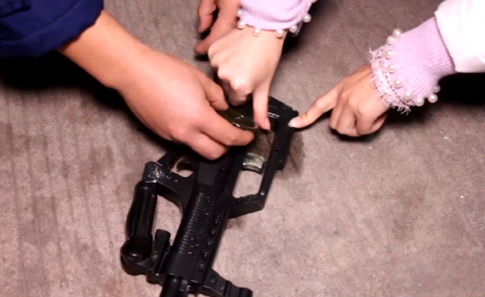 女子拎“枪”找消防：别怕，玩具枪粘手
