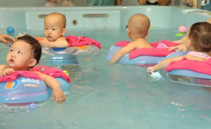 婴儿游泳能促进宝宝大脑、运动能力发育？