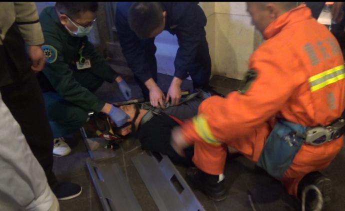 重庆涪陵一醉酒男脚踹观光电梯疑致故障，消防破窗救出三人