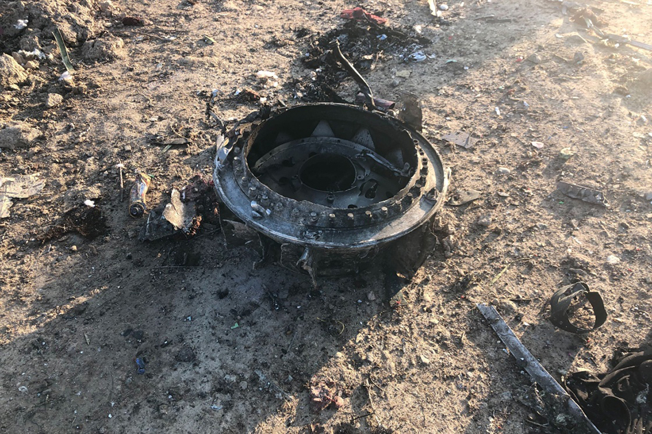 这是1月8日在伊朗德黑兰郊外坠机现场拍摄的乌克兰国际航空公司客机的残骸