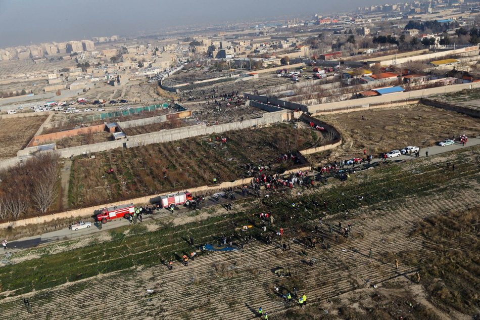 1月8日，在伊朗德黑兰郊外，救援人员在坠机现场工作