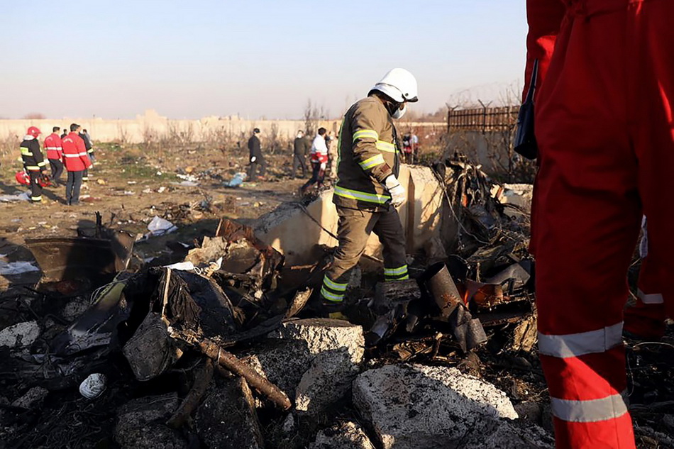 1月8日，在伊朗德黑兰郊外，救援人员在坠机现场工作3