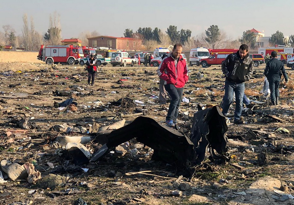 1月8日，在伊朗德黑兰郊外，人们在坠机现场查看飞机残骸