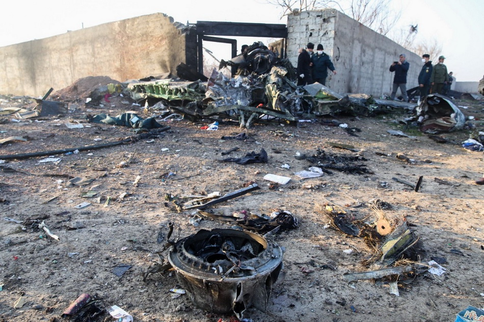 这是1月8日在伊朗德黑兰郊外坠机现场拍摄的乌克兰国际航空公司客机的残骸-1