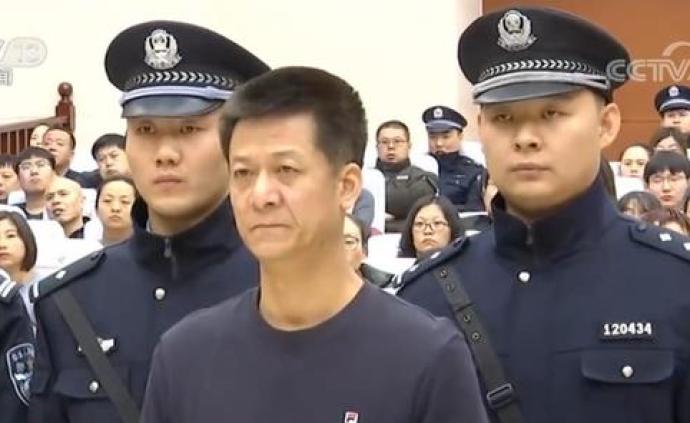 法治課｜束昱輝獲刑后仍擔任多家公司高管，律師：需依法退出