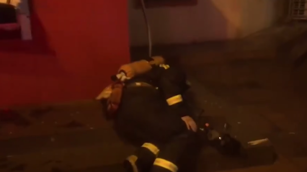 消防员摘面罩给幼童，出火场趴角落呕吐
