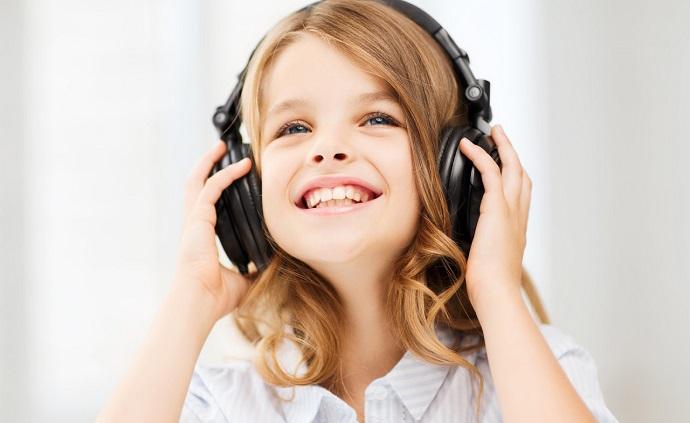 年轻人不可随意用耳机，避免听力损害“秋后算账”