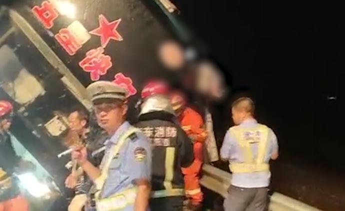 广东阳江大客车撞防护栏致7死11伤，6人被移送司法机关