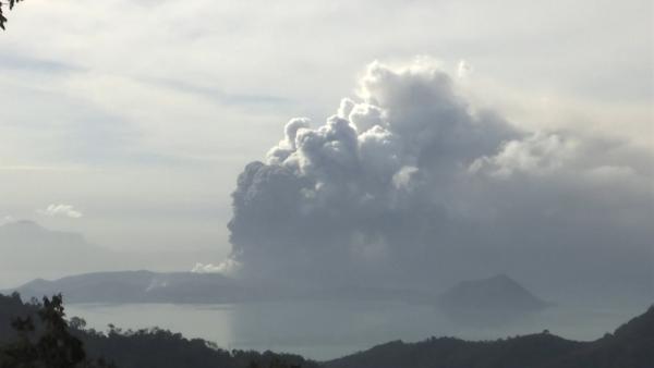 菲律宾火山喷发，马尼拉机场持续关闭