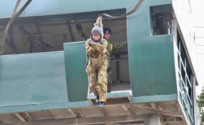 57岁河野太郎模拟跳伞，高喊加油