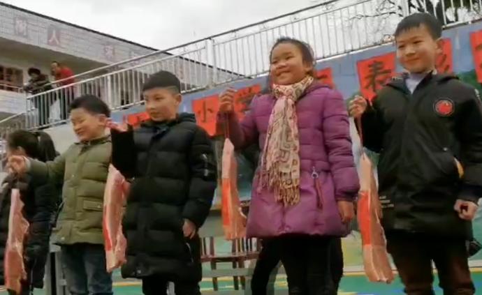 小學獎優秀學生每人2斤豬肉,家長夸實在