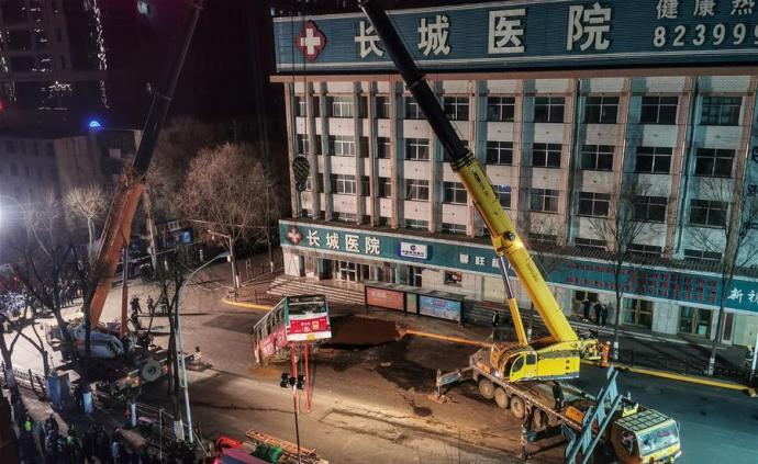 西宁南大街路面坍塌事故失联人数升至10人，医院收治15人