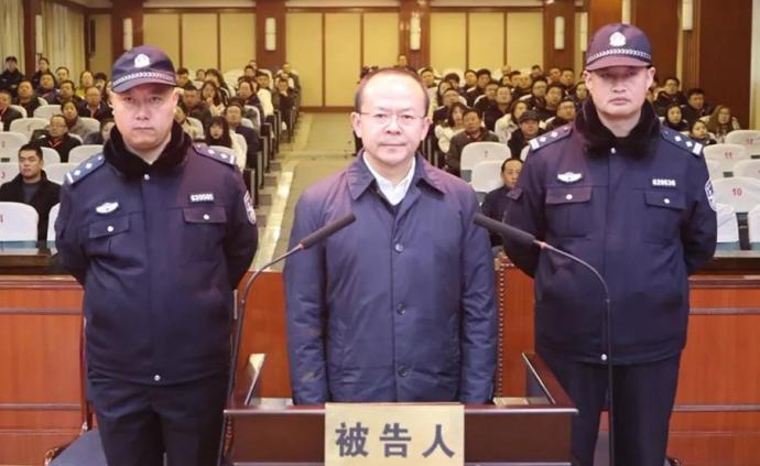 甘肃省工业和信息化厅原巡视员牛向东受审：被控非法持有枪支