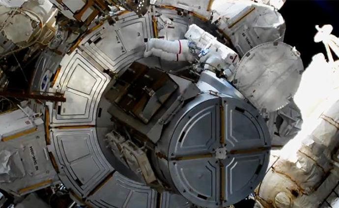 两名美国女宇航员出舱7个多小时为空间站换电池