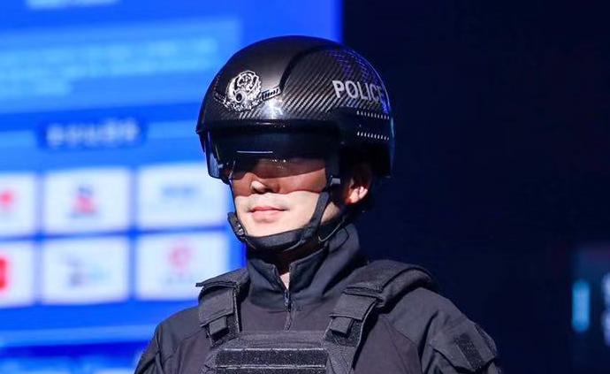 戴上这款头盔，警察再也不会要你出示身份证了
