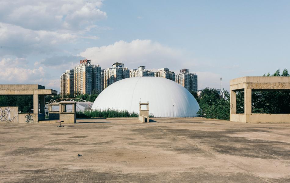 15 大气球 Big balloon 2016年，北京太阳宫公园附近的烂尾楼，现在这一片变成了一片假山。 拷贝