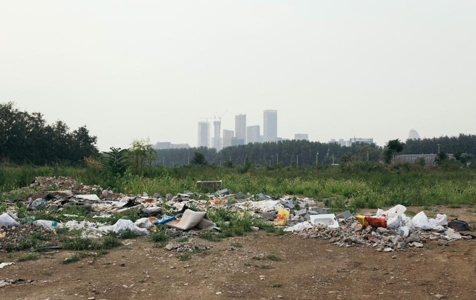 17  城市垃圾 municipal refuse 2016年，从北京郊区的垃圾场向市区方向看去。 拷贝