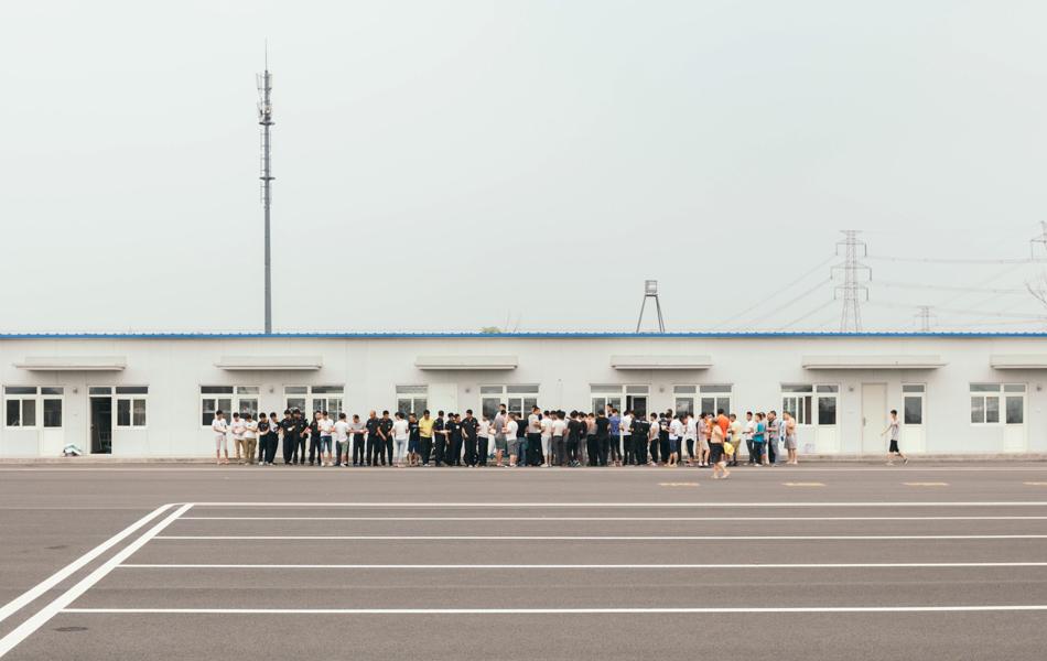 14 排队  line  2016年，北京善各庄地铁站附近，工人们正在排队打饭。 拷贝