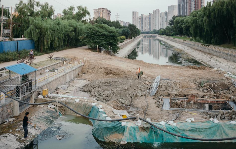42 填河 Blinding Rive  2016年，北京坝河的河床上挖开了一个大洞。 拷贝