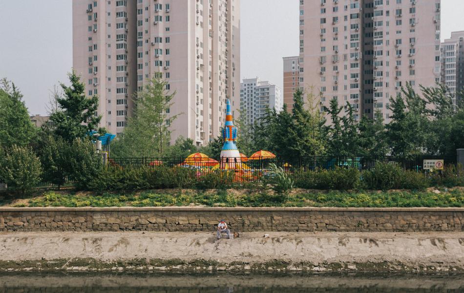 34 中国梦 The Chinese Dream  2016年，北京北小河公园边上钓鱼的人。 拷贝