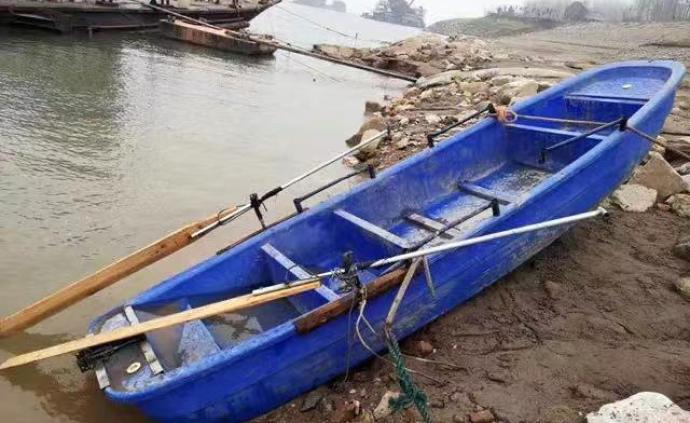 湖北一小型“三无”塑料船昨日在长江翻沉，5人下落不明