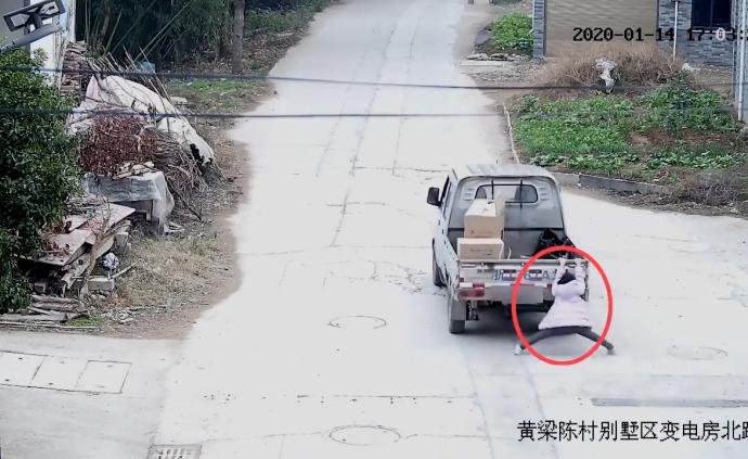10岁女儿被车辆拖行数百米，妈妈报警后发现自己是肇事司机