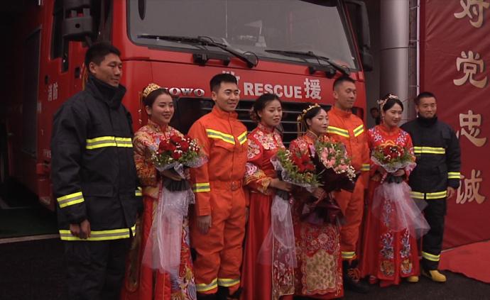 消防员办集体婚礼，戴着阻燃面罩寻新娘