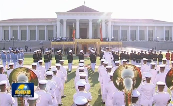 习近平出席缅甸总统举行的欢迎仪式