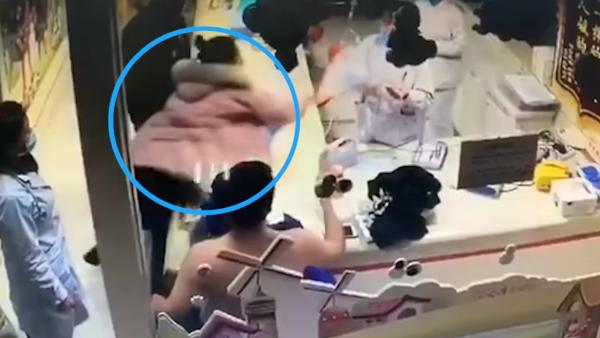 患儿母亲砸护士致鼻骨折，已被警方调查
