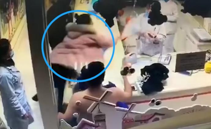 患儿母亲砸护士致鼻骨折，已被警方调查