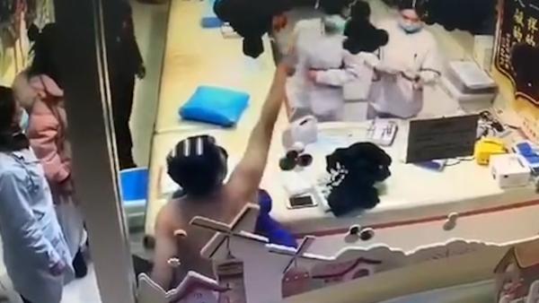患儿父母砸护士致骨折：一个拘留一个取保