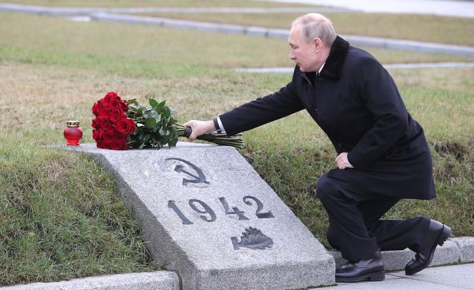 悼念二战烈士和兄长，普京单膝跪地献花