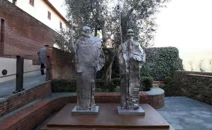 中国雕塑家塑达·芬奇与齐白石铜像，永立意大利达·芬奇故乡