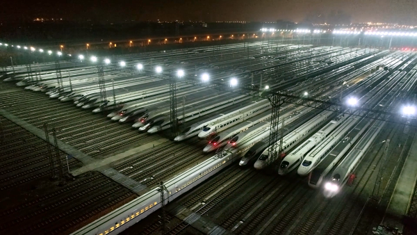 航拍夜幕下的武汉动车段存车场：百余列车集结完毕，“陆地航母”蓄势待发