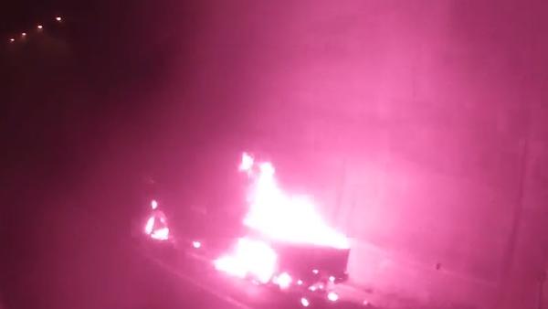 皮卡高速上起大火，司机开出两公里才发觉