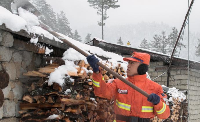 西藏吉隆突降暴雪：森林消防第一时间投入清雪工作