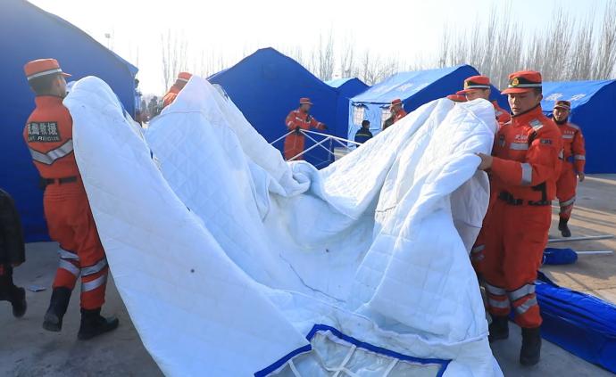 喀什6.4级地震，武警震中为群众搭帐篷